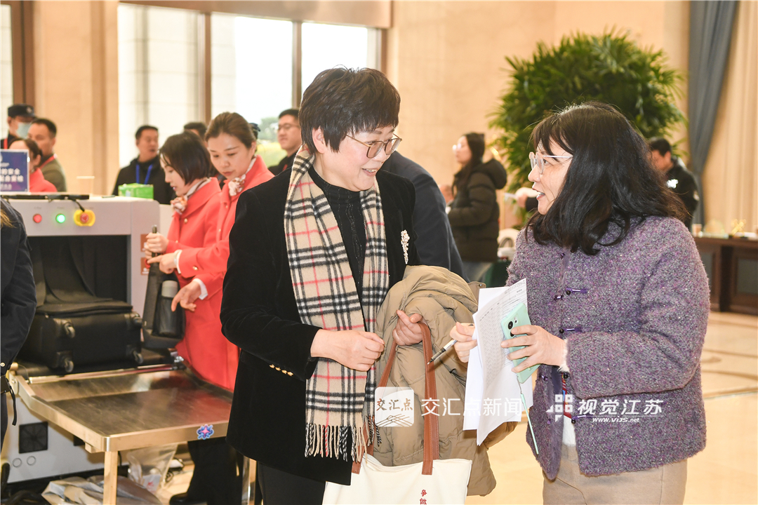 2026年2月1日，出席江苏省政协十三届四次会议的委员们陆续抵达南京，向大会报到。江苏省两会是全省政治生活中的一件大事，来自各行各业的委员带着对经济、民生、文化等多领域的深度思考和调研成果，共商发展大计。新华日报·交汇点记者 余萍 吴俊 赵亚玲 邵丹 摄