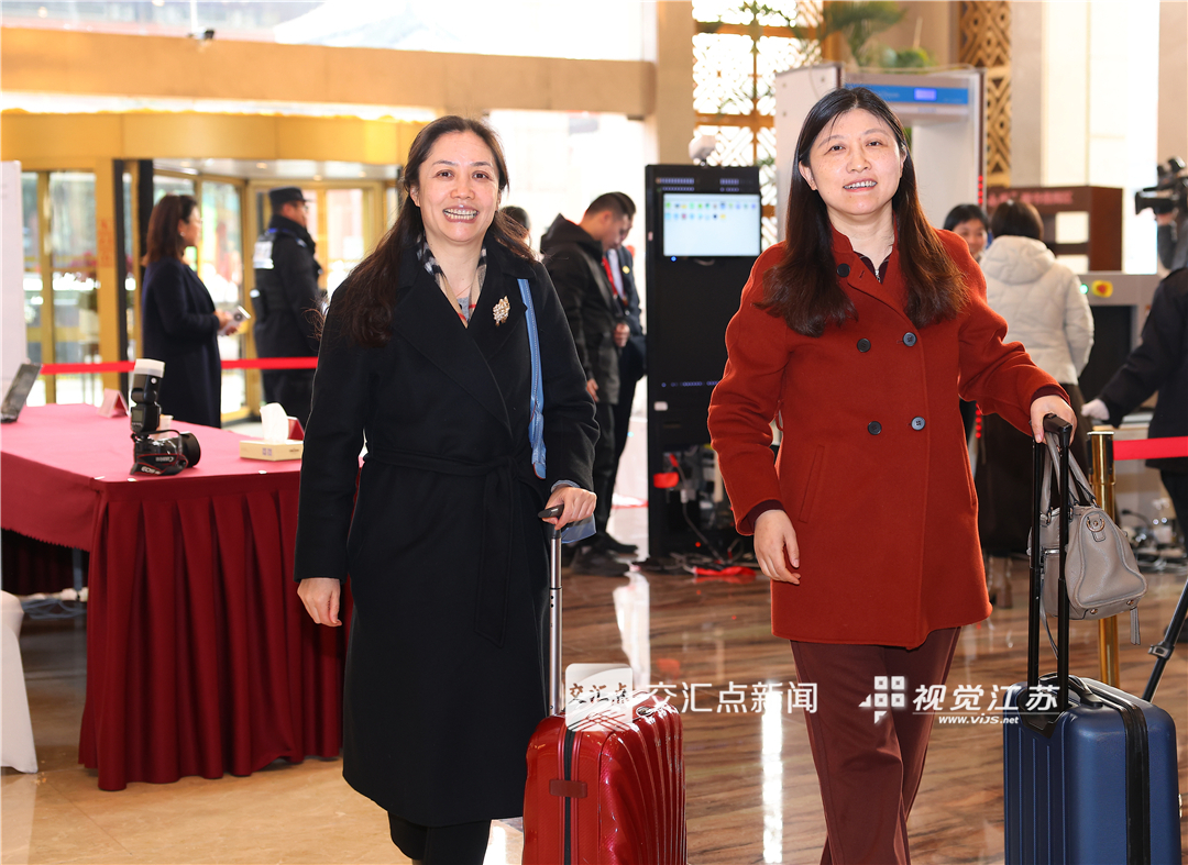 2026年2月1日，出席江苏省政协十三届四次会议的委员们陆续抵达南京，向大会报到。江苏省两会是全省政治生活中的一件大事，来自各行各业的委员带着对经济、民生、文化等多领域的深度思考和调研成果，共商发展大计。新华日报·交汇点记者 余萍 吴俊 赵亚玲 邵丹 摄