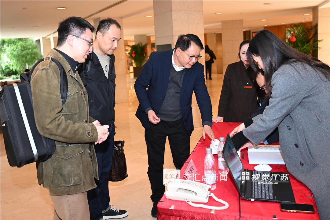 2026年2月1日，出席江苏省政协十三届四次会议的委员们陆续抵达南京，向大会报到。江苏省两会是全省政治生活中的一件大事，来自各行各业的委员带着对经济、民生、文化等多领域的深度思考和调研成果，共商发展大计。新华日报·交汇点记者 余萍 吴俊 赵亚玲 邵丹 摄