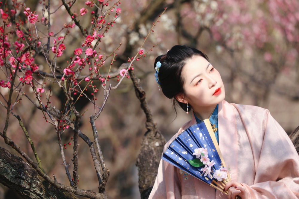 2月4日，我们迎来了二十四节气之首的立春。南京梅花山的梅花渐次盛放，吸引了身穿古装、现代服饰的市民游客前来赏梅打卡，给人一种时空穿梭感。 
通讯员 徐福庚  新华日报·交汇点记者 聂伟