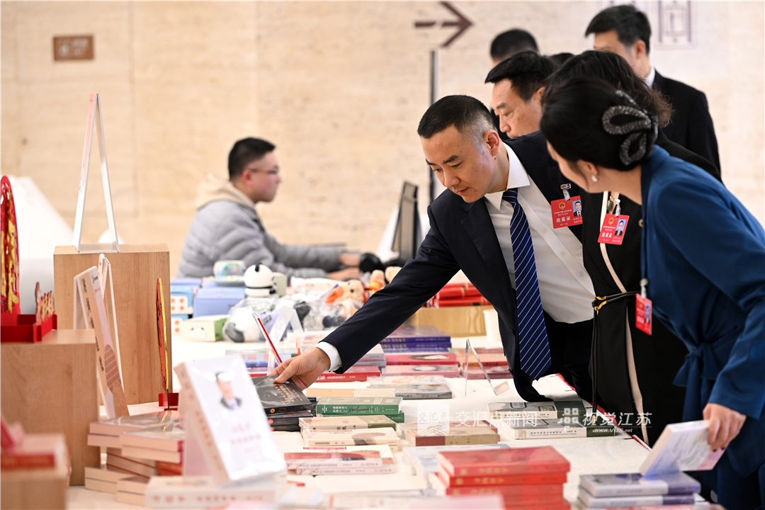 2月4日，在位于南京国际青年会议酒店的人大代表住地，由凤凰出版传媒集团设立的“两会书展 ”吸引了众多代表驻足，大家或认真翻阅，或精心选购，学习氛围浓郁。
新华日报·交汇点记者 吴胜 朱江 蒋文超 陈俨 万程鹏 摄