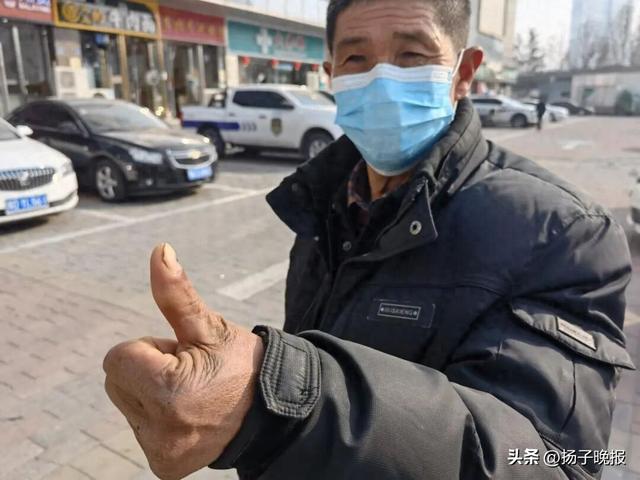 ▲患者王海森左手拇指关节以上部位被电锯切断