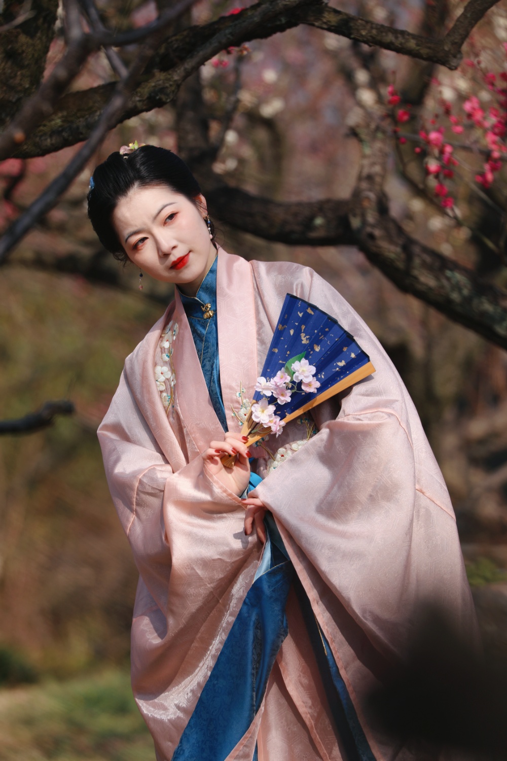 2月4日，我们迎来了二十四节气之首的立春。南京梅花山的梅花渐次盛放，吸引了身穿古装、现代服饰的市民游客前来赏梅打卡，给人一种时空穿梭感。 
通讯员 徐福庚  新华日报·交汇点记者 聂伟