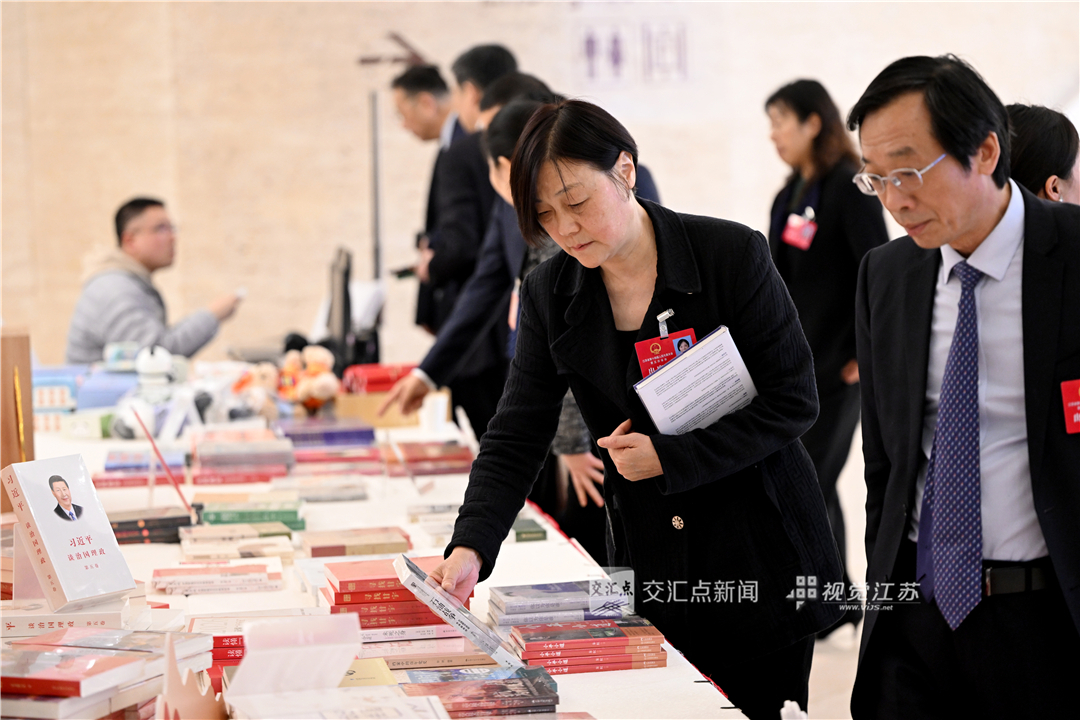 2月4日，在位于南京国际青年会议酒店的人大代表住地，由凤凰出版传媒集团设立的“两会书展 ”吸引了众多代表驻足，大家或认真翻阅，或精心选购，学习氛围浓郁。
新华日报·交汇点记者 吴胜 朱江 蒋文超 陈俨 万程鹏 摄
