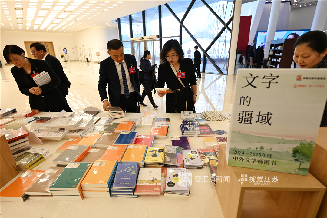 2月4日，在位于南京国际青年会议酒店的人大代表住地，由凤凰出版传媒集团设立的“两会书展 ”吸引了众多代表驻足，大家或认真翻阅，或精心选购，学习氛围浓郁。
新华日报·交汇点记者 吴胜 朱江 蒋文超 陈俨 万程鹏 摄