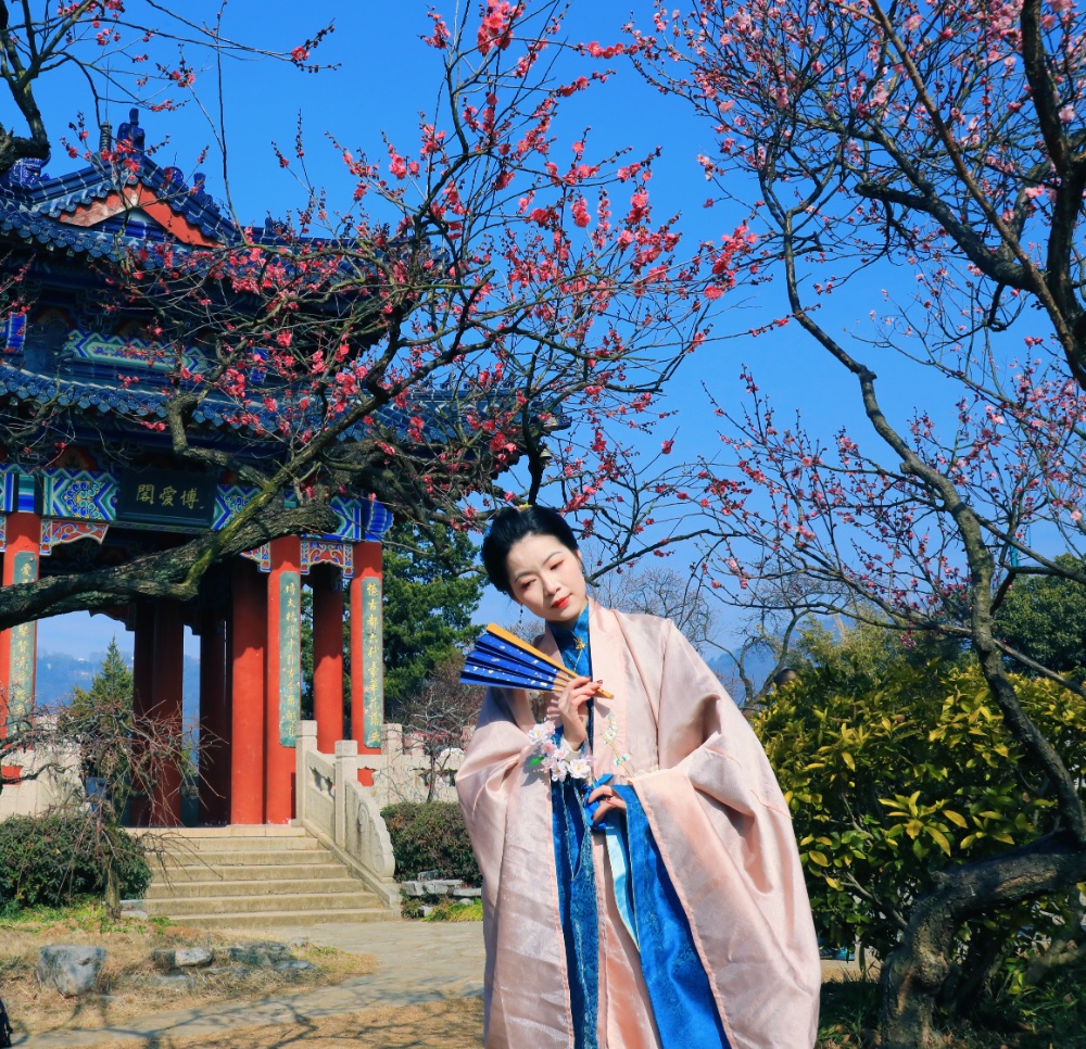 2月4日，我们迎来了二十四节气之首的立春。南京梅花山的梅花渐次盛放，吸引了身穿古装、现代服饰的市民游客前来赏梅打卡，给人一种时空穿梭感。 
通讯员 徐福庚  新华日报·交汇点记者 聂伟