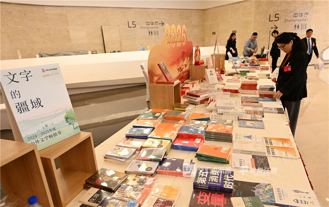 2月4日，在位于南京国际青年会议酒店的人大代表住地，由凤凰出版传媒集团设立的“两会书展 ”吸引了众多代表驻足，大家或认真翻阅，或精心选购，学习氛围浓郁。
新华日报·交汇点记者 吴胜 朱江 蒋文超 陈俨 万程鹏 摄