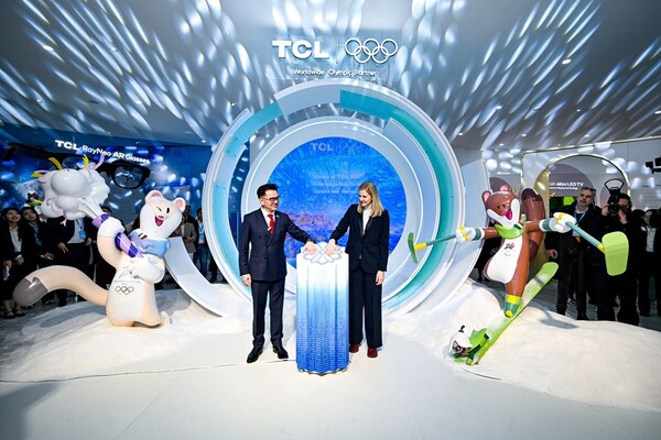 Kevin Wang, CEO, TCL Technology and Kirsty Coventry, President of the&nbsp;International Olympic Committee celebrate the opening of TCL Edelweiss Land