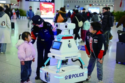 南京铁路公安处南京南站派出所的警务机器人“小安”在候车大厅正式投入使用。该机器人集应急响应、自主巡逻、一键报警、路线指引等实用功能于一身。