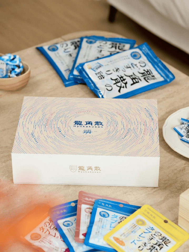 區(qū)別于鮮花、巧克力等傳統(tǒng)形式的浪漫，龍角散健康清潤禮盒以“實用+長效+走心”的特質(zhì)，讓愛意融入生活點滴：清晨含一片喚醒清潤嗓音；通勤、辦公隨時緩解咽喉疲憊；吸煙后、講話多時即刻舒緩；睡前一顆溫潤呵護……每一次清潤體驗，每一次呼吸與發(fā)聲，都在提醒“有人在默默關(guān)心著你”。無論是送給朝夕相伴的伴侶、心意相通的戀人，還是默默牽掛的心上人，龍角散健康清潤禮盒都能以獨特的清潤暖意，傳遞不喧嘩、自有聲的深情。