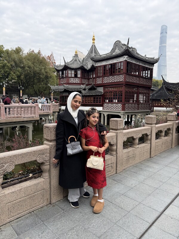 Shaima from Dubai poses with her daughter for a portrait at Yuyuan Garden in Shanghai. Photo by Yang Yuhong / Xinmin Evening News