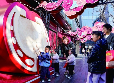 春节假期，位于三山街的南京万象天地以“马蹄哒哒，熠熠生花”为主题庆新春。 南京日报/紫金山新闻记者 戚珂嘉 摄