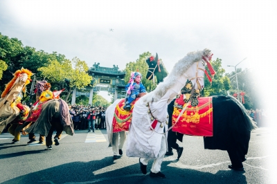高淳非遗民俗巡游现场，国家级非遗东坝大马灯正在表演。 通讯员 高淳美 南京日报/紫金山新闻记者 刘全民 摄