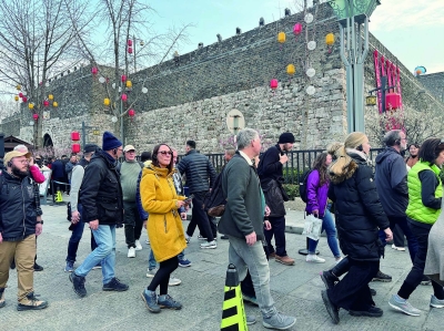▲2月19日，欧洲旅游团游览中华门。南京日报/紫金山新闻记者 李子俊 摄