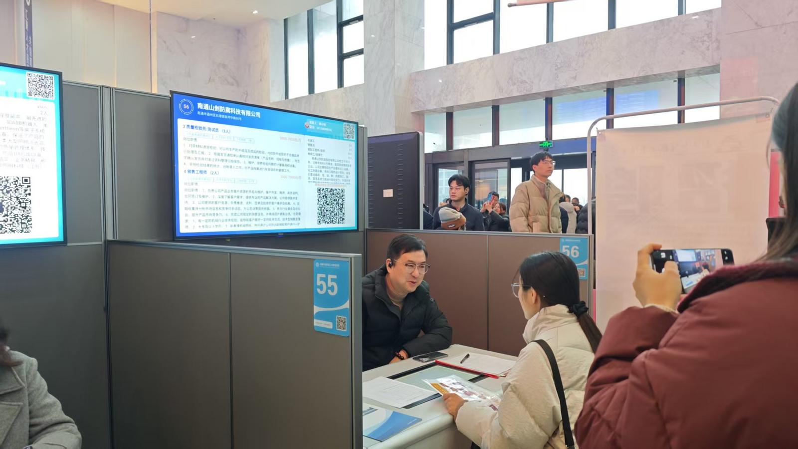 达成就业意向近千人 通州区举行春风行动新春公益招聘会