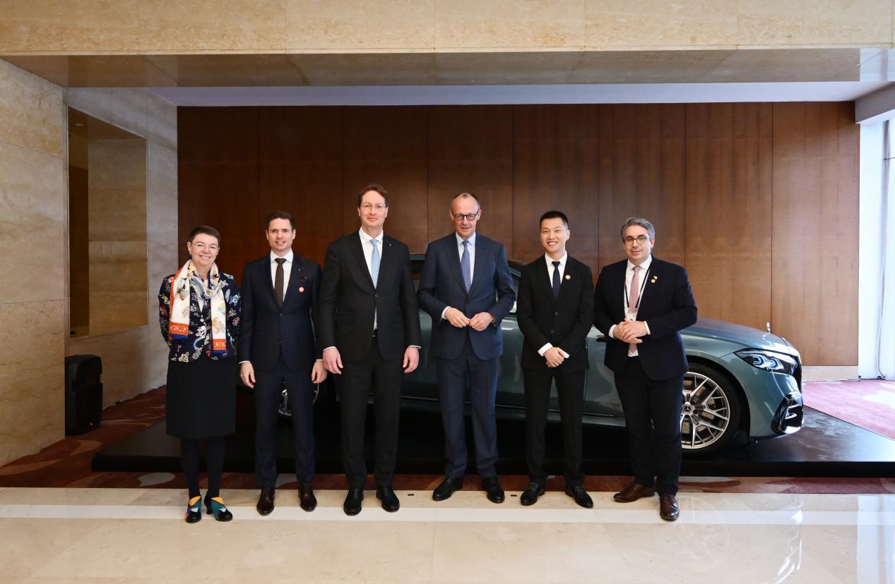 德国总理默茨试乘新一代梅赛德斯