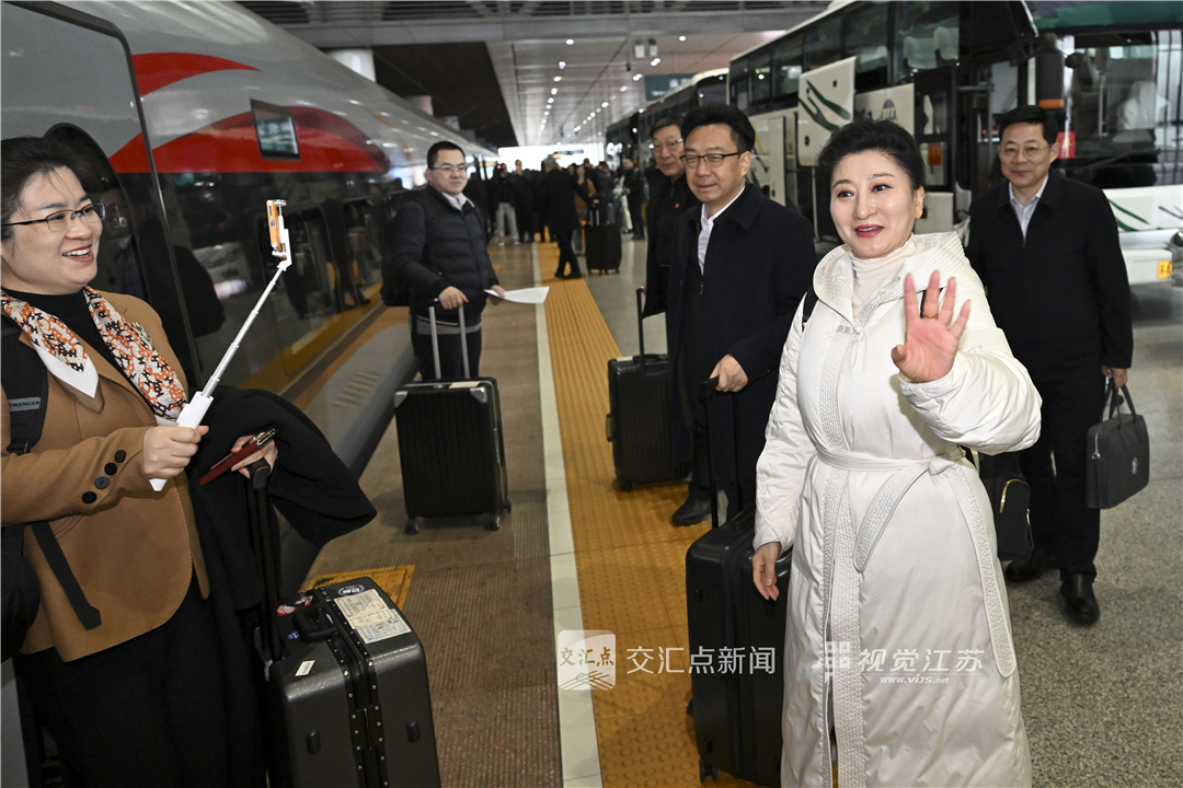 砥砺前行新征程，勇毅担当新使命。3月3日，出席十四届全国人大四次会议的住苏全国人大代表，肩负着人民的期盼与重托，从南京出发前往首都，奔赴一场“春天的盛会”，开启担当履职的新征程。 
新华日报·交汇点记者 吴胜 万程鹏 摄