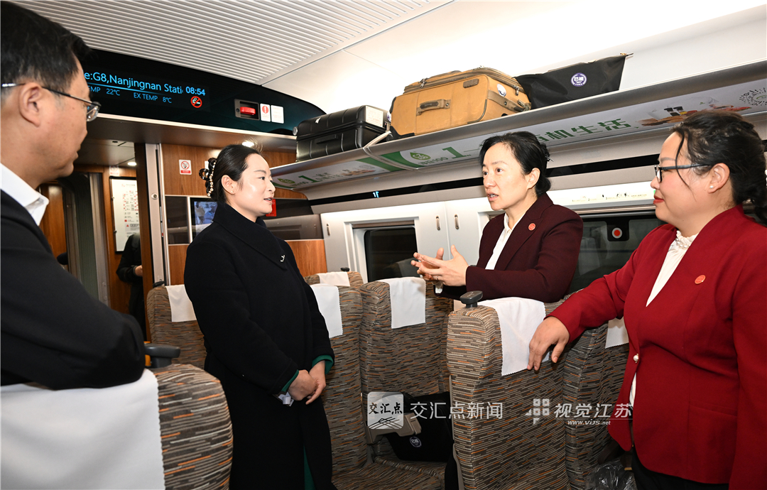 砥砺前行新征程，勇毅担当新使命。3月3日，出席十四届全国人大四次会议的住苏全国人大代表，肩负着人民的期盼与重托，从南京出发前往首都，奔赴一场“春天的盛会”，开启担当履职的新征程。 
新华日报·交汇点记者 吴胜 万程鹏 摄