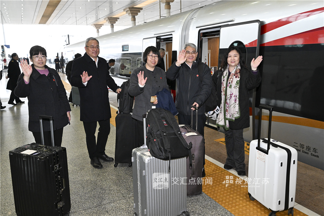 砥砺前行新征程，勇毅担当新使命。3月3日，出席十四届全国人大四次会议的住苏全国人大代表，肩负着人民的期盼与重托，从南京出发前往首都，奔赴一场“春天的盛会”，开启担当履职的新征程。 
新华日报·交汇点记者 吴胜 万程鹏 摄