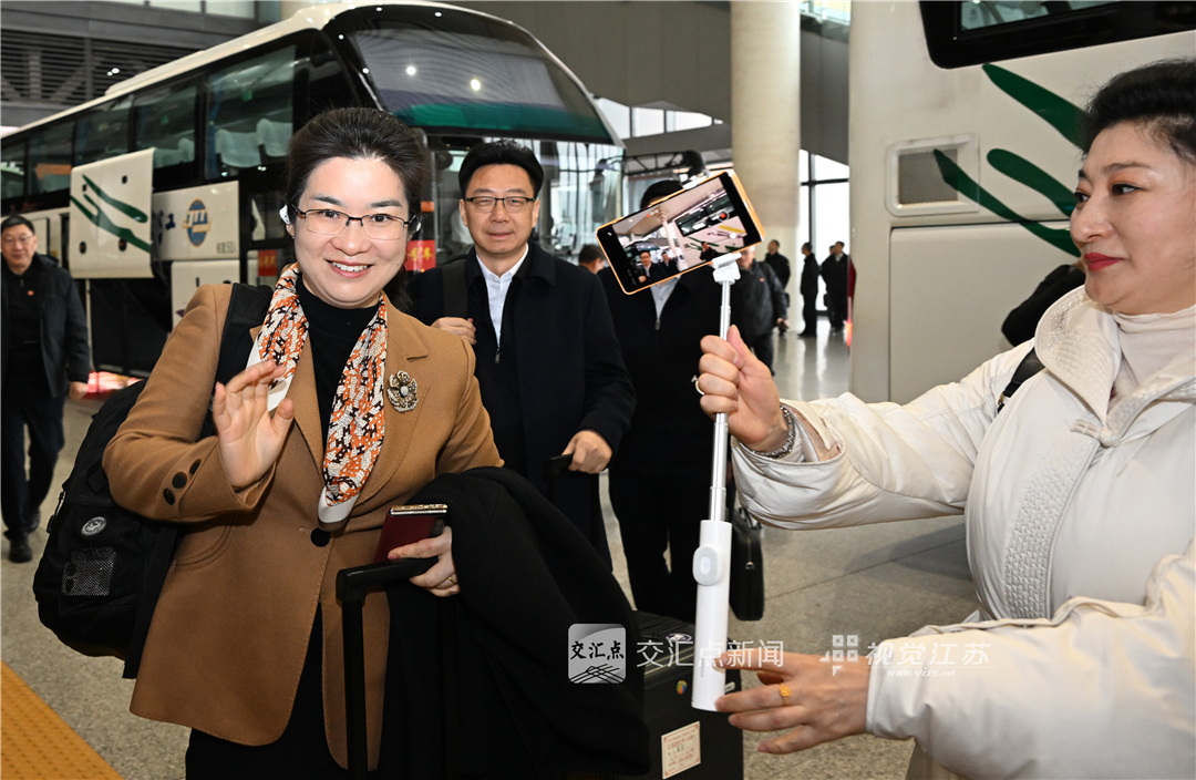 砥砺前行新征程，勇毅担当新使命。3月3日，出席十四届全国人大四次会议的住苏全国人大代表，肩负着人民的期盼与重托，从南京出发前往首都，奔赴一场“春天的盛会”，开启担当履职的新征程。 
新华日报·交汇点记者 吴胜 万程鹏 摄