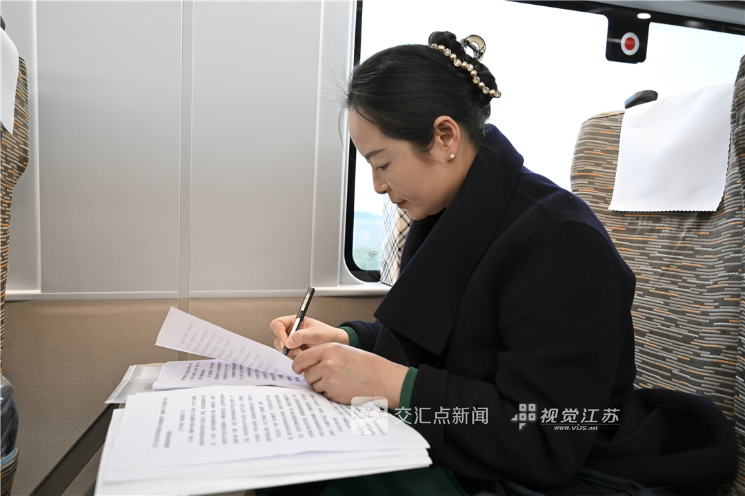 砥砺前行新征程，勇毅担当新使命。3月3日，出席十四届全国人大四次会议的住苏全国人大代表，肩负着人民的期盼与重托，从南京出发前往首都，奔赴一场“春天的盛会”，开启担当履职的新征程。 
新华日报·交汇点记者 吴胜 万程鹏 摄