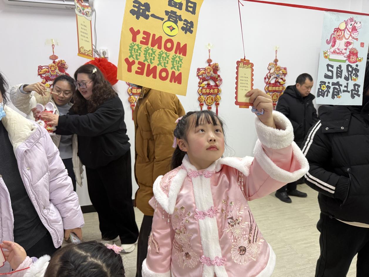 南城街道：灯谜闹春灯韵传情 凤凰社区花式解锁元宵喜乐会