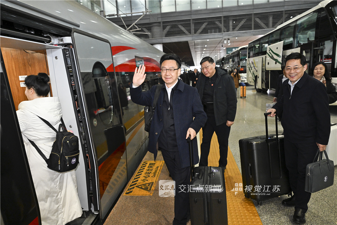 砥砺前行新征程，勇毅担当新使命。3月3日，出席十四届全国人大四次会议的住苏全国人大代表，肩负着人民的期盼与重托，从南京出发前往首都，奔赴一场“春天的盛会”，开启担当履职的新征程。 
新华日报·交汇点记者 吴胜 万程鹏 摄