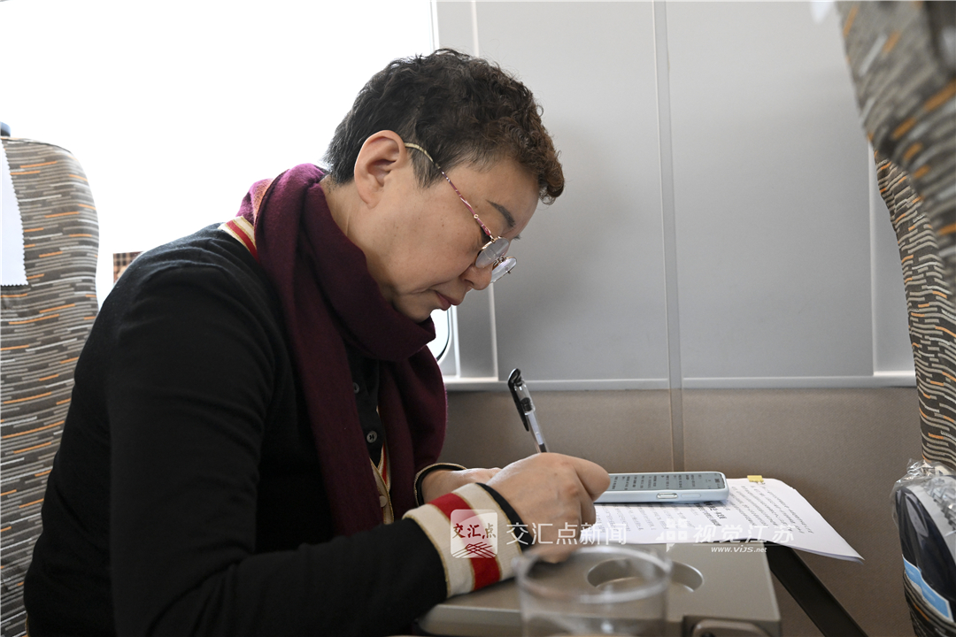 砥砺前行新征程，勇毅担当新使命。3月3日，出席十四届全国人大四次会议的住苏全国人大代表，肩负着人民的期盼与重托，从南京出发前往首都，奔赴一场“春天的盛会”，开启担当履职的新征程。 
新华日报·交汇点记者 吴胜 万程鹏 摄