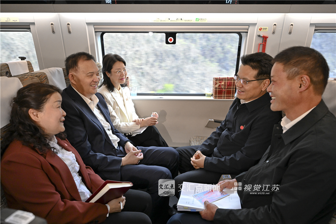 砥砺前行新征程，勇毅担当新使命。3月3日，出席十四届全国人大四次会议的住苏全国人大代表，肩负着人民的期盼与重托，从南京出发前往首都，奔赴一场“春天的盛会”，开启担当履职的新征程。 
新华日报·交汇点记者 吴胜 万程鹏 摄