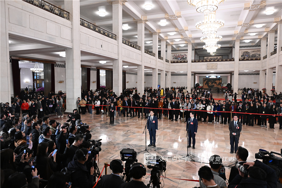 开幕会前，全国政协十四届四次会议第一场“委员通道”集体采访在人民大会堂中央大厅北侧举行。
新华日报·交汇点记者 邵丹 摄