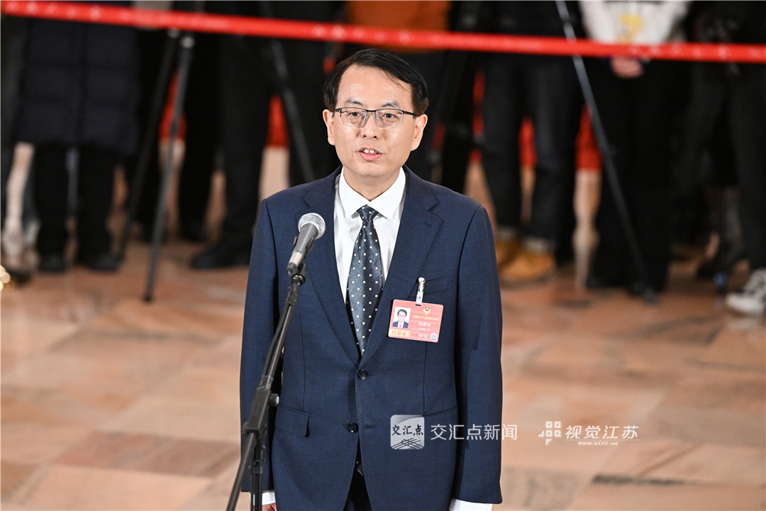 全国政协委员、致公党江苏省委会副主委、常州市副市长蒋鹏举走上首场“委员通道”。新华日报·交汇点记者 邵丹 摄