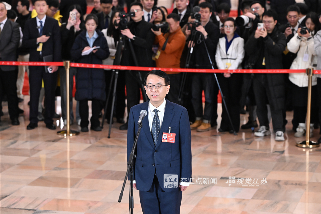 全国政协委员、致公党江苏省委会副主委、常州市副市长蒋鹏举走上首场“委员通道”。新华日报·交汇点记者 邵丹 摄