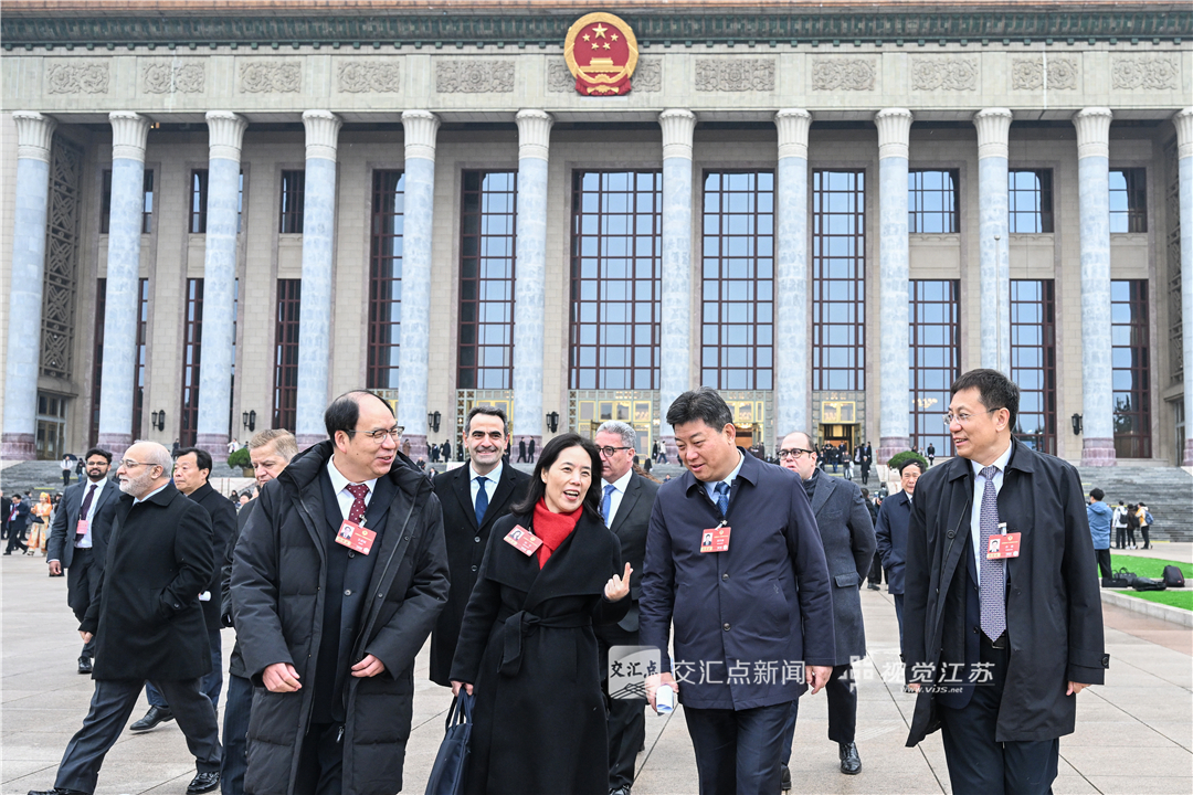 开幕会后，住苏全国政协委员走出人民大会堂。新华日报·交汇点记者 邵丹 摄