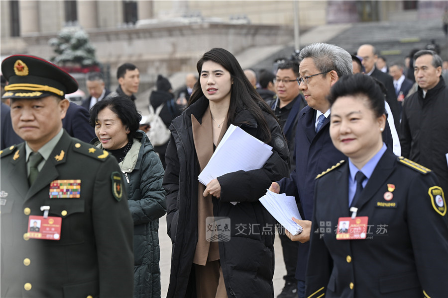 人大代表面带笑容走出人民大会堂。
新华日报·交汇点记者 吴胜 万程鹏 摄