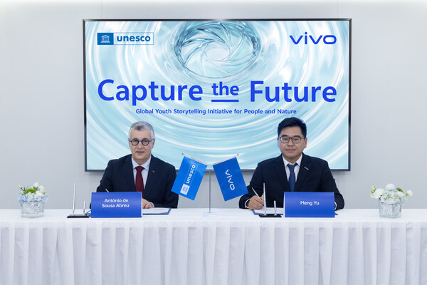 vivo and UNESCO formalize the partnership at MWC From left to right: Prof. Antonio De Sousa Abreu, Director of the Division of Ecological and Earth Sciences, UNESCO; Yu Meng, Vice President of Imaging at vivo