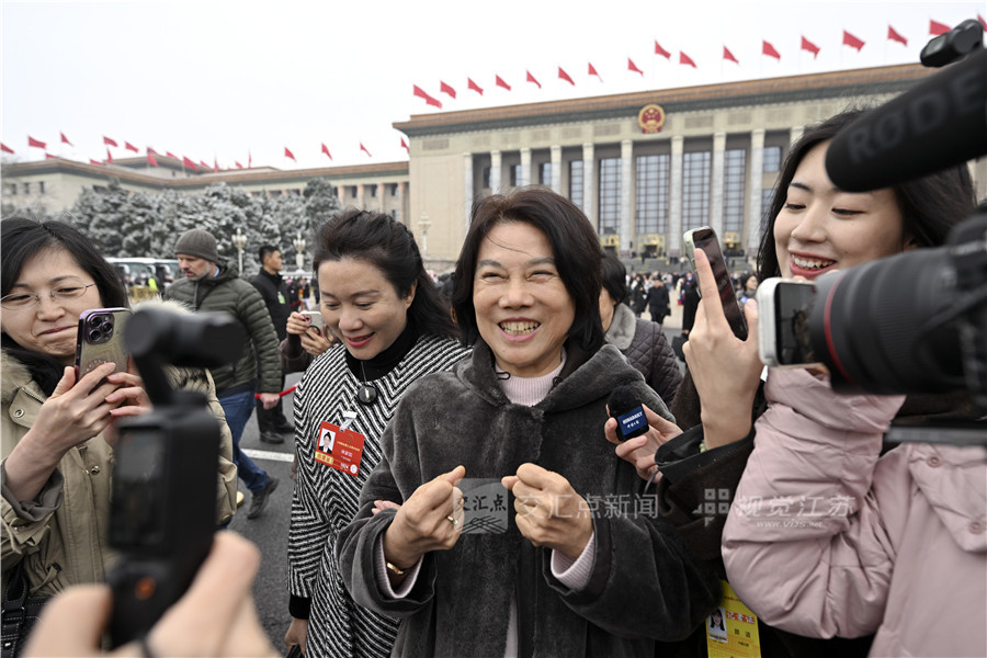 人大代表面带笑容走出人民大会堂。
新华日报·交汇点记者 吴胜 万程鹏 摄