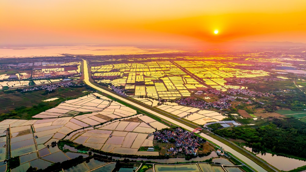 李莉《落日余晖绘美景》-13382021943-南京市秦淮区西八府塘17号403室