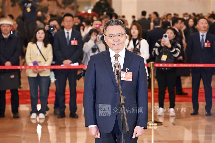 在中外记者镜头和目光聚焦中，全国人大代表、江苏里下河地区农业科学研究所研究员高德荣，走上“代表通道”接受采访。新华日报·交汇点记者 吴胜 万程鹏 摄