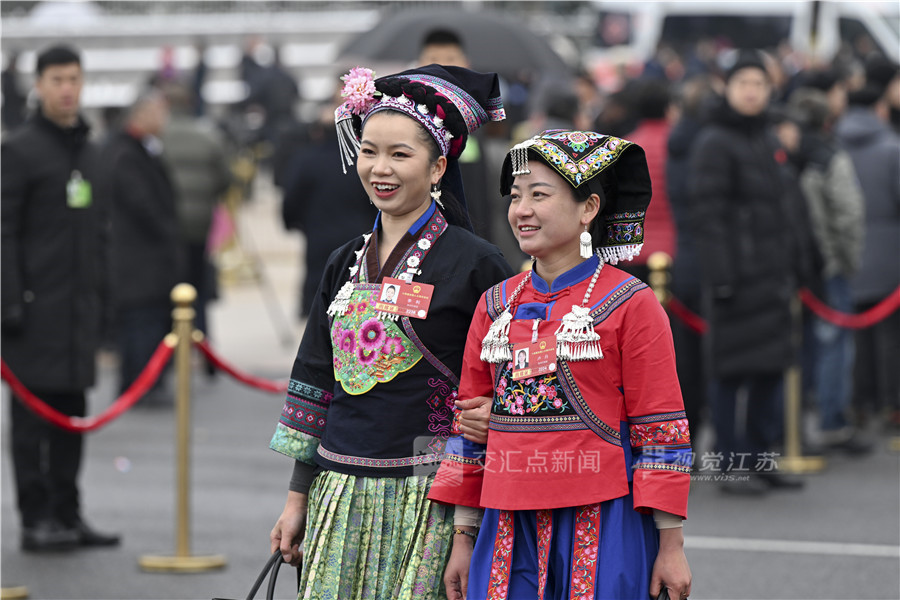 人大代表面带笑容走出人民大会堂。
新华日报·交汇点记者 吴胜 万程鹏 摄