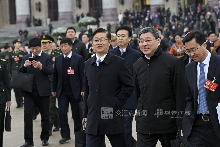 人大代表面带笑容走出人民大会堂。
新华日报·交汇点记者 吴胜 万程鹏 摄
