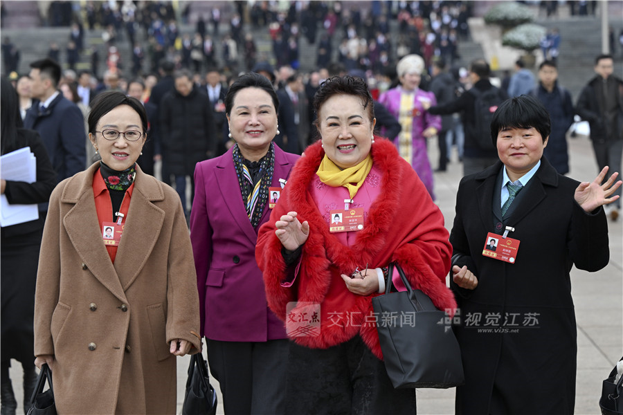 人大代表面带笑容走出人民大会堂。
新华日报·交汇点记者 吴胜 万程鹏 摄