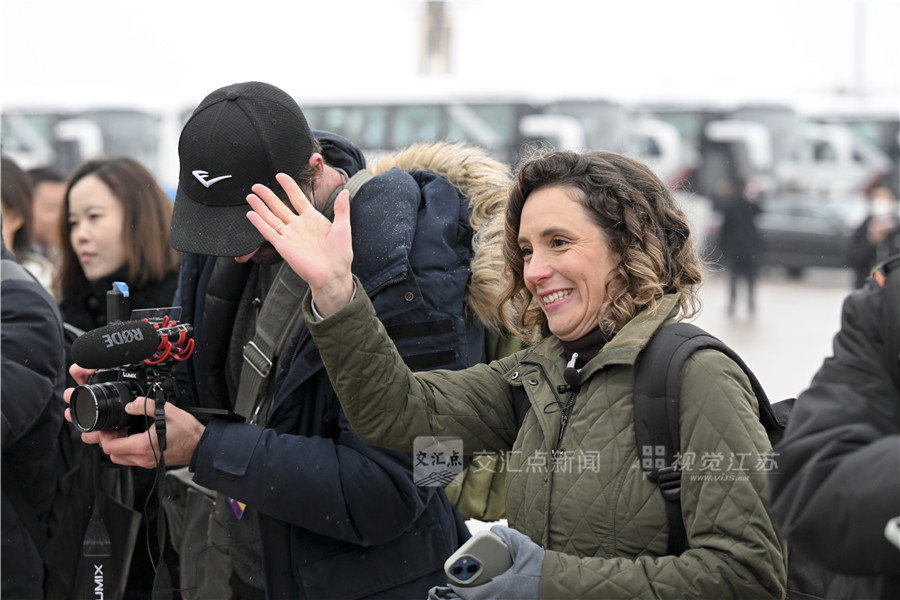 境外记者聚焦开幕会。新华日报·交汇点记者 吴胜 万程鹏 摄