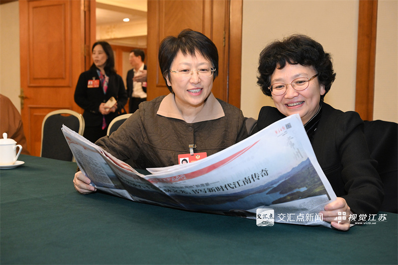 全国两会期间，恰逢“三八”国际妇女节，“她们”的身影活跃在各个岗位：在“代表通道”“委员通道”和小组讨论中，她们聚焦国计民生、建言献策；在会务保障一线，她们以严谨细致确保大会顺畅运转；在新闻采访现场，她们用镜头与笔记录精彩瞬间。她们以智慧和汗水，在履职、服务和传播的各环节中展现出独特的“她力量”，成为两会期间一道靓丽的风景。 新华日报·交汇点记者 吴胜 邵丹 万程鹏 摄
