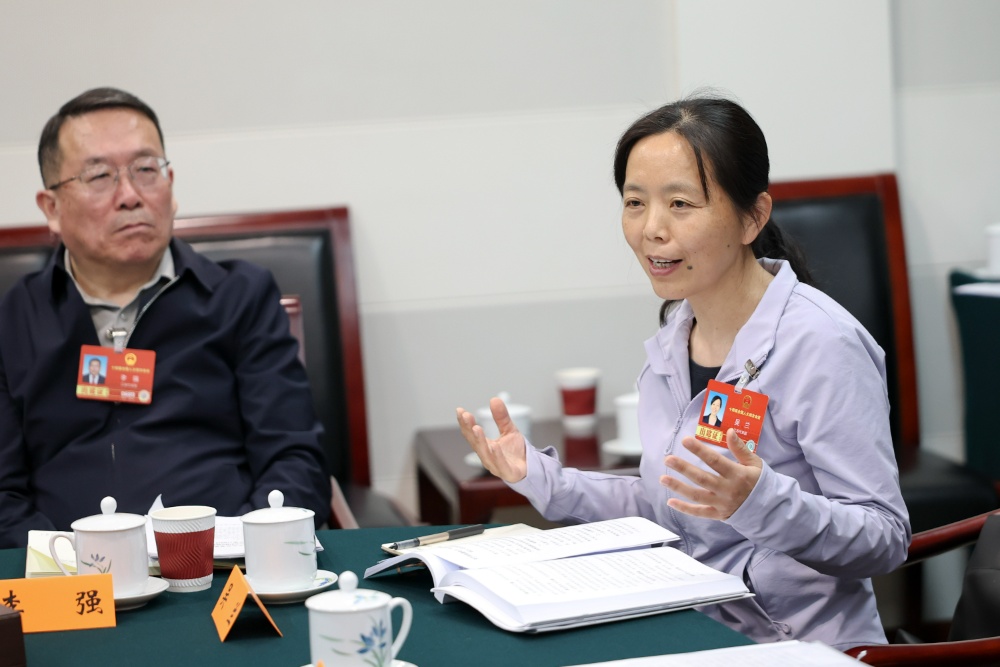 3月8日，十四届全国人大四次会议江苏代表团召开代表小组会议，审议生态环境法典草案、民族团结进步促进法草案、国家发展规划法草案。
新华日报·交汇点记者 吴胜 万程鹏 摄