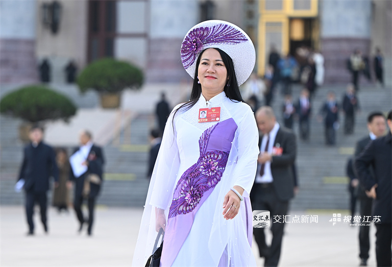 全国两会期间，恰逢“三八”国际妇女节，“她们”的身影活跃在各个岗位：在“代表通道”“委员通道”和小组讨论中，她们聚焦国计民生、建言献策；在会务保障一线，她们以严谨细致确保大会顺畅运转；在新闻采访现场，她们用镜头与笔记录精彩瞬间。她们以智慧和汗水，在履职、服务和传播的各环节中展现出独特的“她力量”，成为两会期间一道靓丽的风景。 新华日报·交汇点记者 吴胜 邵丹 万程鹏 摄
