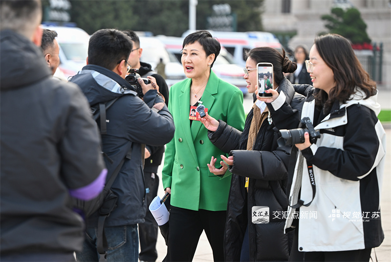 全国两会期间，恰逢“三八”国际妇女节，“她们”的身影活跃在各个岗位：在“代表通道”“委员通道”和小组讨论中，她们聚焦国计民生、建言献策；在会务保障一线，她们以严谨细致确保大会顺畅运转；在新闻采访现场，她们用镜头与笔记录精彩瞬间。她们以智慧和汗水，在履职、服务和传播的各环节中展现出独特的“她力量”，成为两会期间一道靓丽的风景。 新华日报·交汇点记者 吴胜 邵丹 万程鹏 摄

