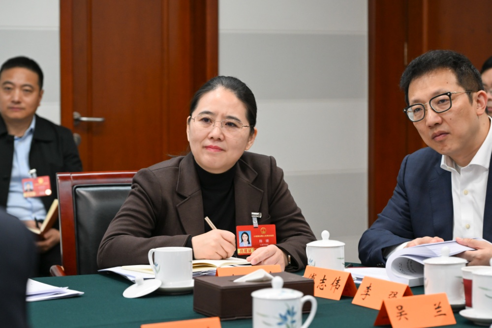 3月8日，十四届全国人大四次会议江苏代表团召开代表小组会议，审议生态环境法典草案、民族团结进步促进法草案、国家发展规划法草案。
新华日报·交汇点记者 吴胜 万程鹏 摄