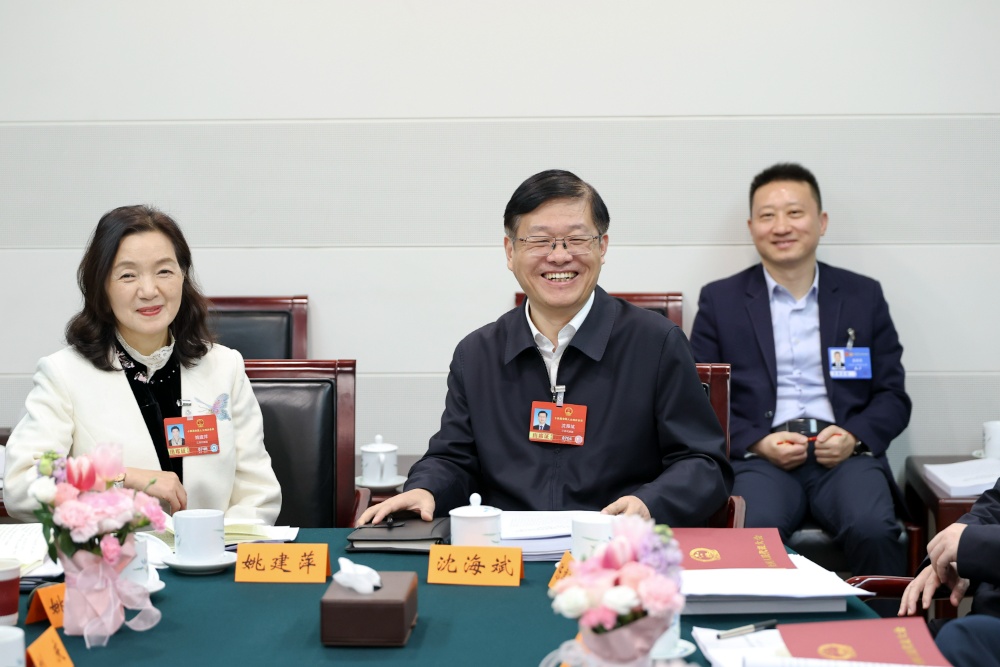 3月8日，十四届全国人大四次会议江苏代表团召开代表小组会议，审议生态环境法典草案、民族团结进步促进法草案、国家发展规划法草案。
新华日报·交汇点记者 吴胜 万程鹏 摄