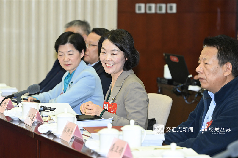 全国两会期间，恰逢“三八”国际妇女节，“她们”的身影活跃在各个岗位：在“代表通道”“委员通道”和小组讨论中，她们聚焦国计民生、建言献策；在会务保障一线，她们以严谨细致确保大会顺畅运转；在新闻采访现场，她们用镜头与笔记录精彩瞬间。她们以智慧和汗水，在履职、服务和传播的各环节中展现出独特的“她力量”，成为两会期间一道靓丽的风景。 新华日报·交汇点记者 吴胜 邵丹 万程鹏 摄
