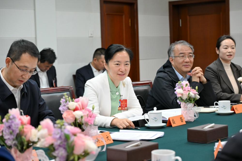 3月8日，十四届全国人大四次会议江苏代表团召开代表小组会议，审议生态环境法典草案、民族团结进步促进法草案、国家发展规划法草案。
新华日报·交汇点记者 吴胜 万程鹏 摄